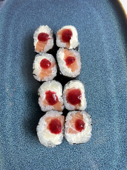 Hoso Maki łosoś, serek, żurawina